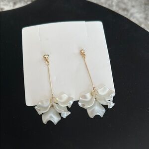 👑Elegant Gold and White Drop Earrings